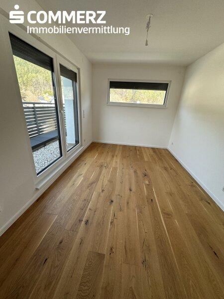 gro�es Zimmer mit Terrasse