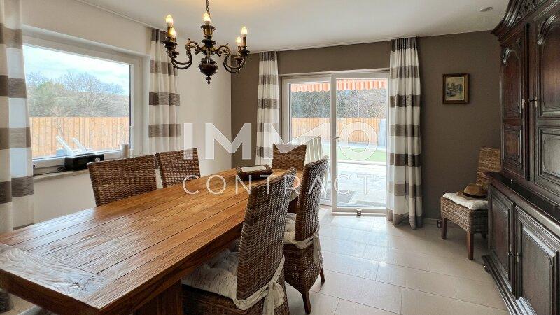 UG: Esszimmer mit Zugang zu Terrasse und Garten