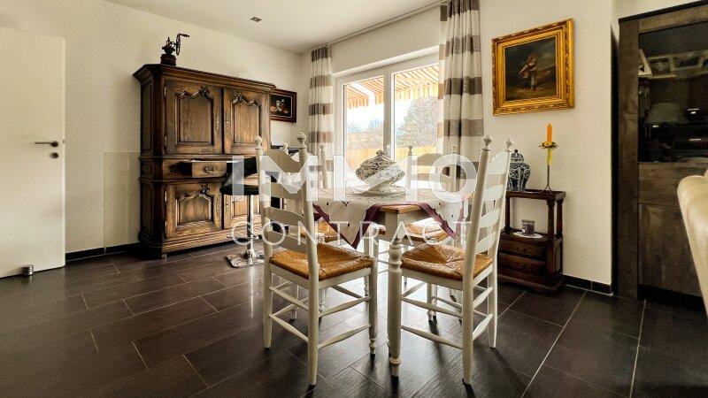 UG: Wohnzimmer - Esstisch und Zugang zu Terrasse und Garten