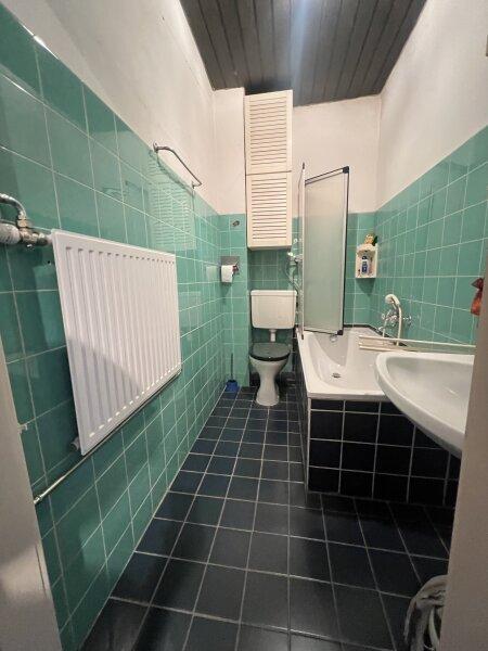 Badezimmer mit Wanne und WC