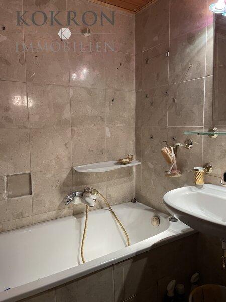 Badezimmer mit Wanne