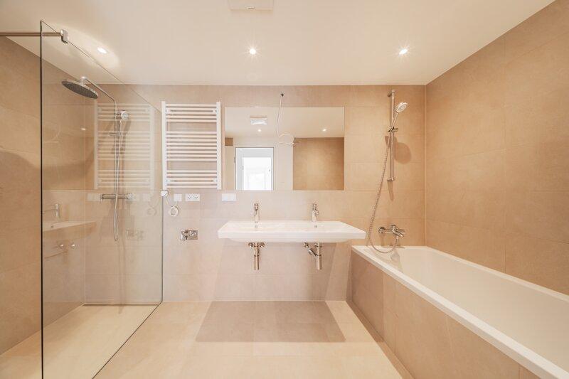 Bad mit Dusche und Wanne