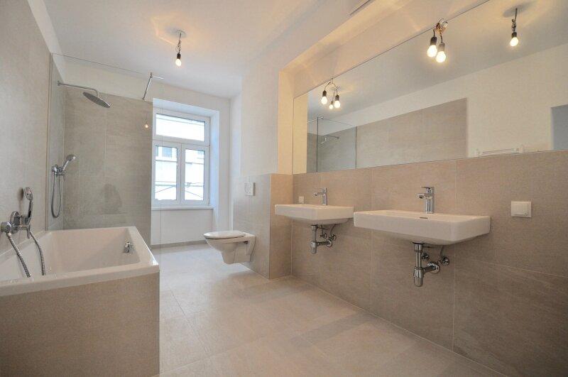 Bad mit Fenster, Wanne und Dusche