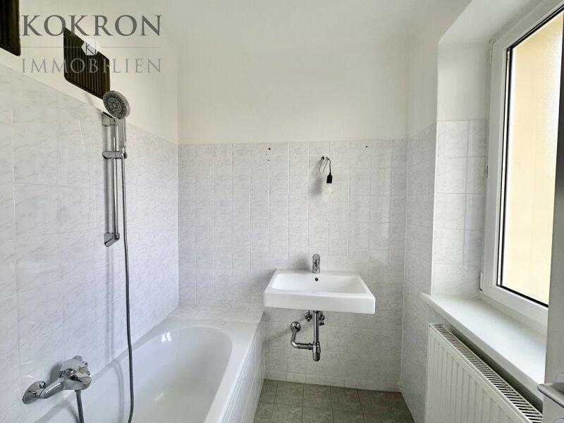 Bad mit Dusch-Badewanne und Fenster