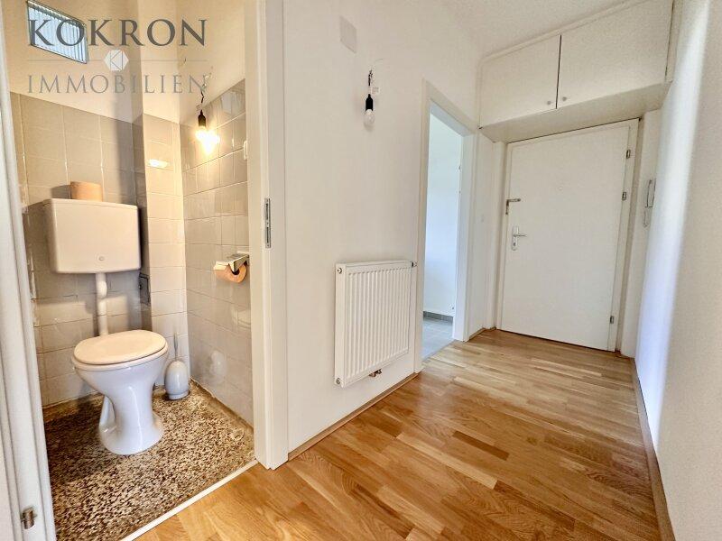 Zentraler Flur, extra WC