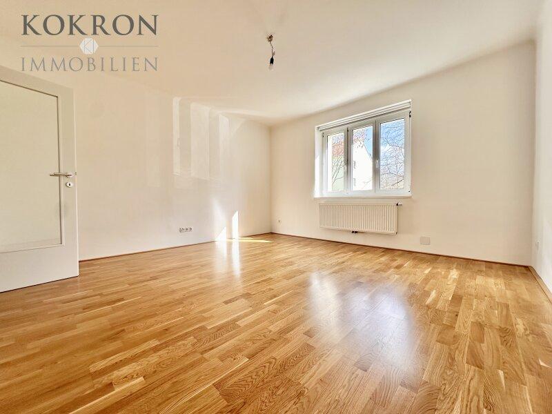 Sonniges Wohnzimmer mit Gr�nblick