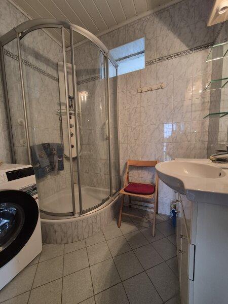 Badezimmer mit Dusche