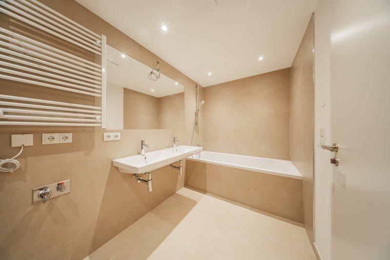 Bad mit Dusche und Wanne