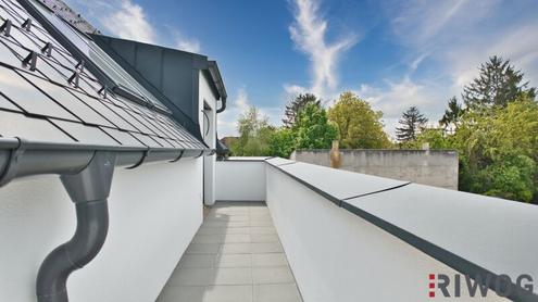 Erstbezug nach Errichtung | 3-Zimmer Dachgeschosswohnung mit Balkon in ruhigen Innenhof | PKW-Abstellplatz | fertiggestellt & bezugsbereit