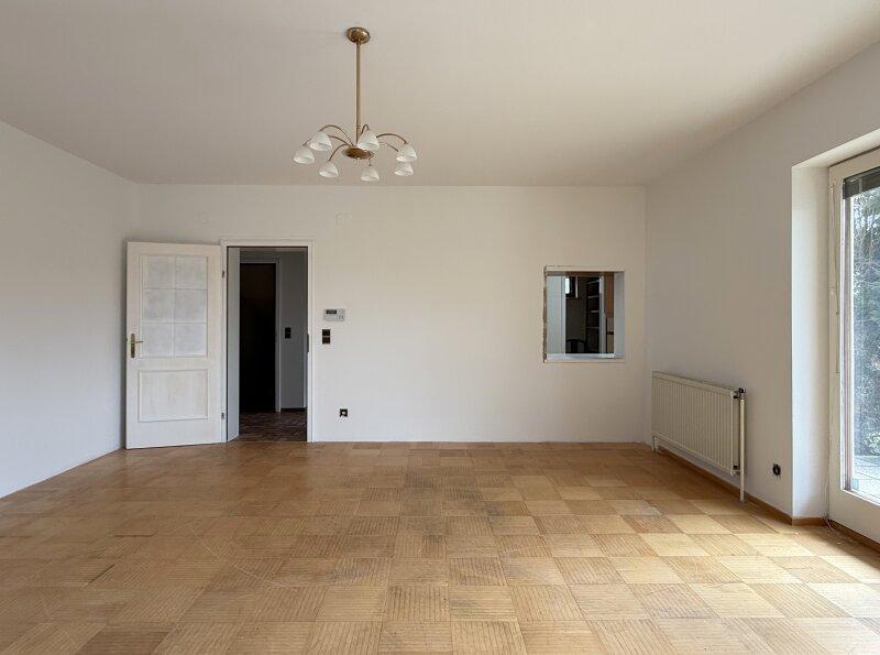 Erdgeschoss - Wohnzimmer mit Durchreiche