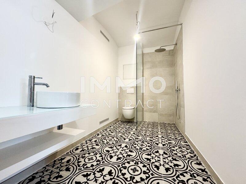 Bad mit Dusche und WC