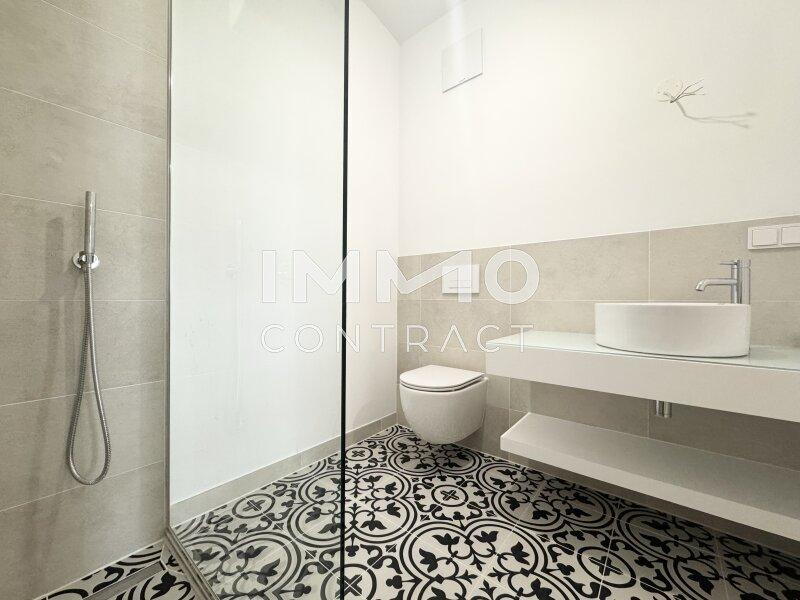 Bad mit Dusche und WC