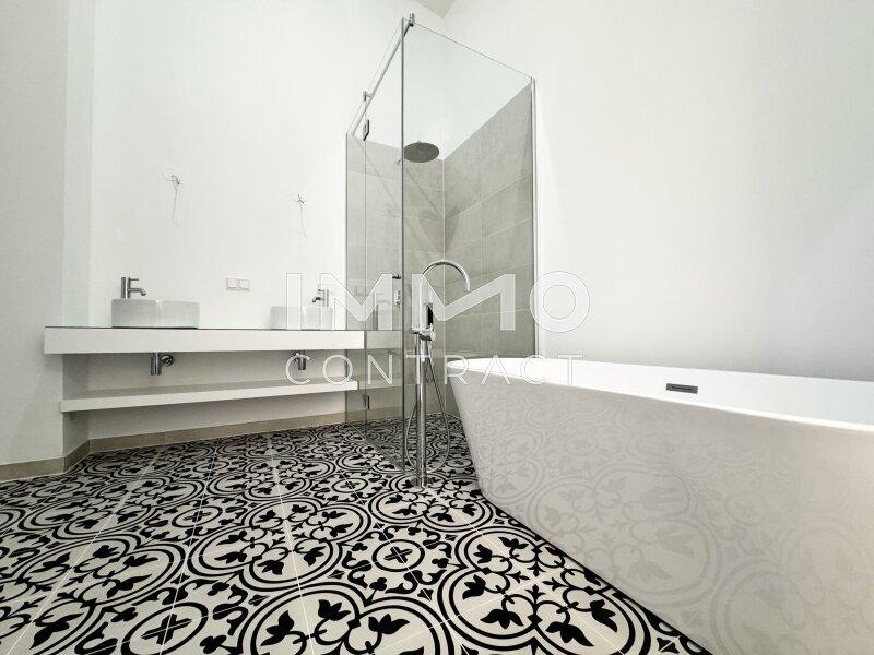 Bad mit Wanne und Dusche