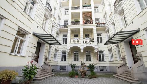 Neu sanierte Stilaltbauwohnung mit 2 Balkonen und 5 Zimmer bei Naschmarkt