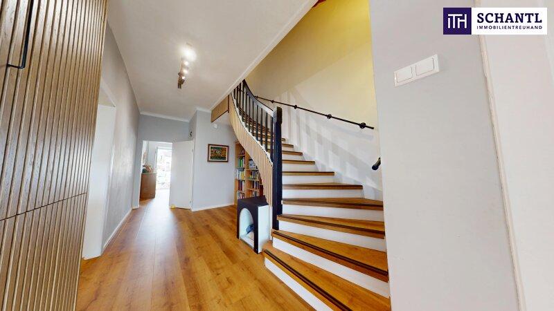 Treppenhaus und Bibliothek