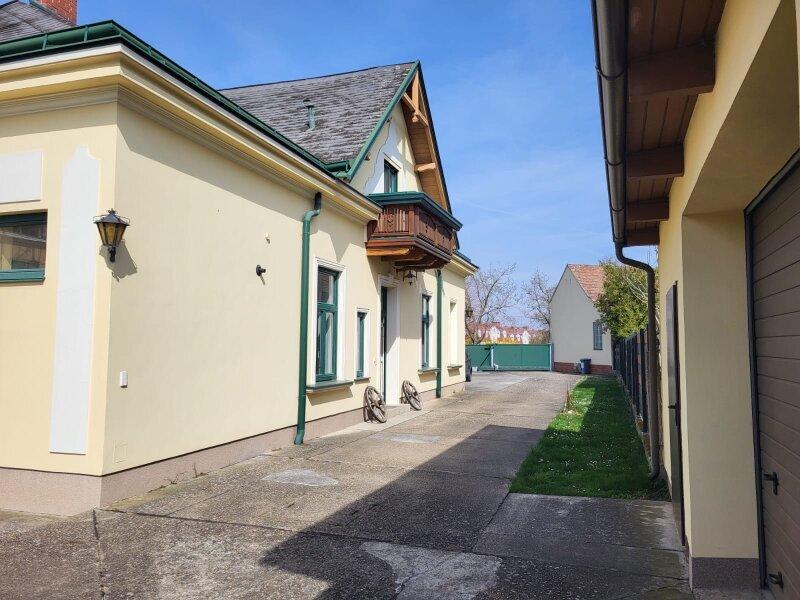 Charmante Villa mit weitl�ufigem Garten, Wintergarten & viel