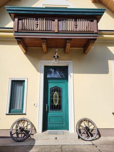 Charmante Villa mit weitl�ufigem Garten, Wintergarten & viel