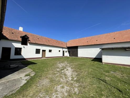 EHEMALIGES GEH�FT MIT GROSSEM GARTEN, SCHEUNE UND NEBENGEB�UDEN/GARAGEN!