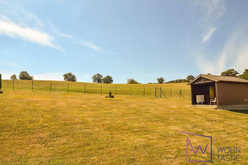 Blick Richtung Garten mit ger�umigem Gartenhaus