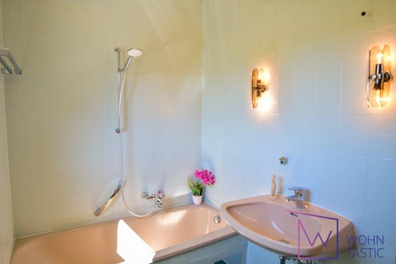 Bad mit Badewanne, Waschtisch und gro�em Fenster