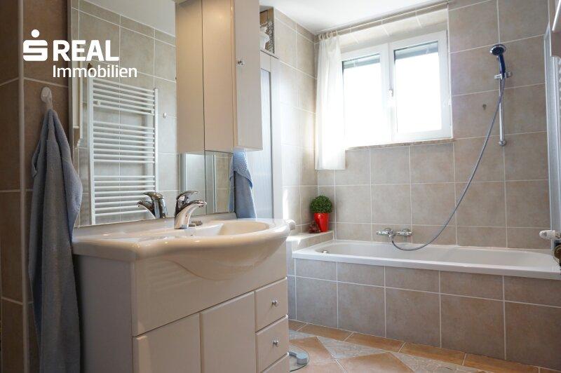 Bad mit Fenster, Badewanne und WC