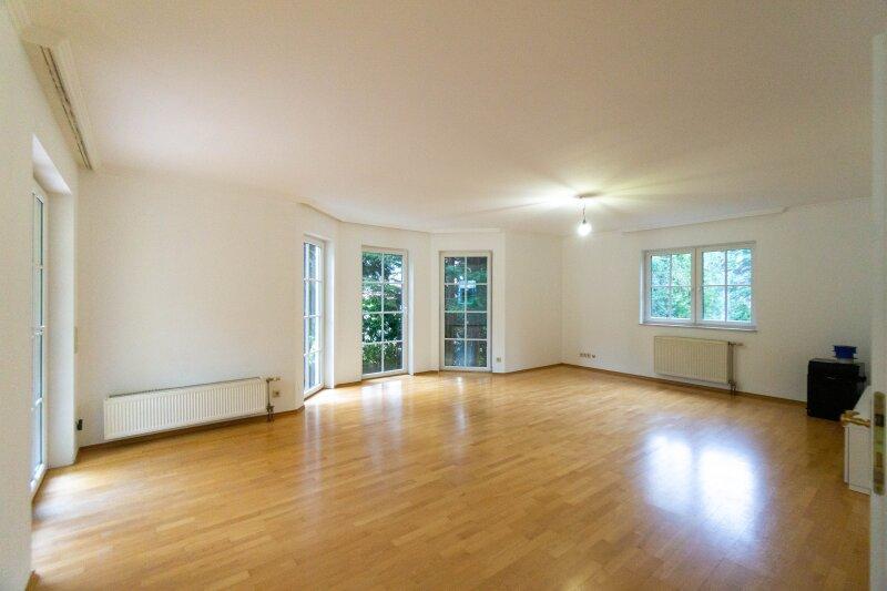 helles, gro�z�giges Wohnzimmer