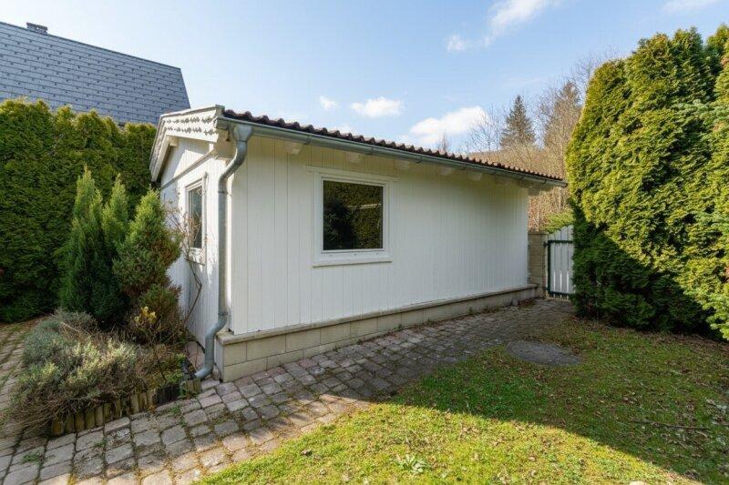 Gartentor und Garage