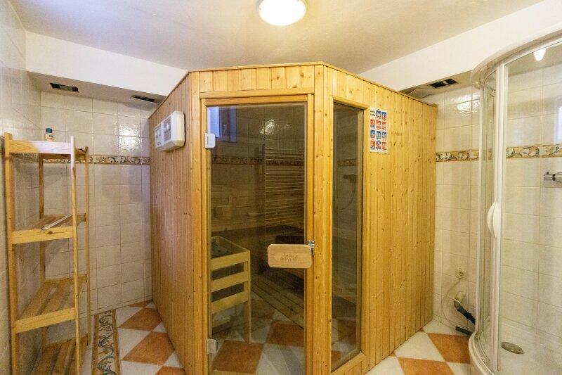 Kellerraum mit Sauna und Dusche