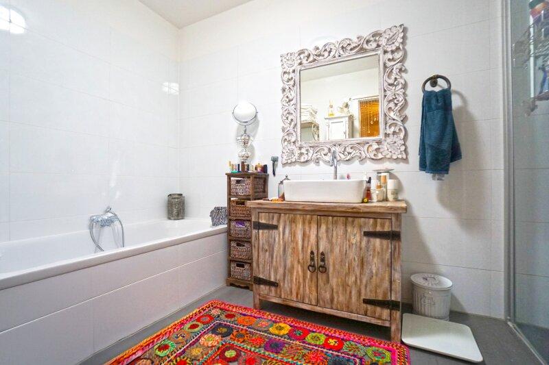 Badezimmer mit Wanne und Dusche