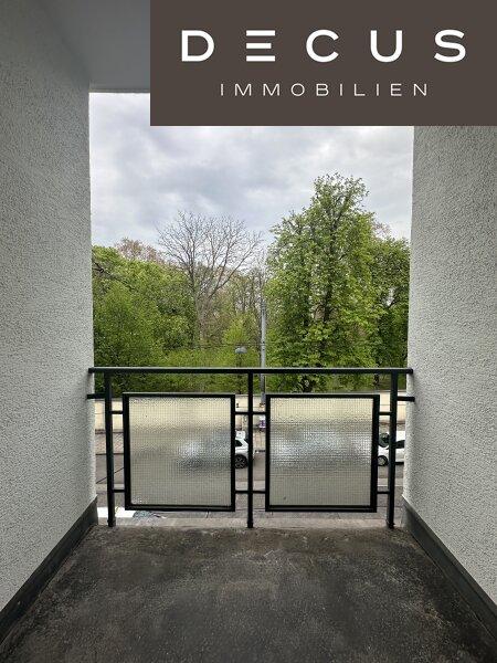 stra�enseitige Loggia