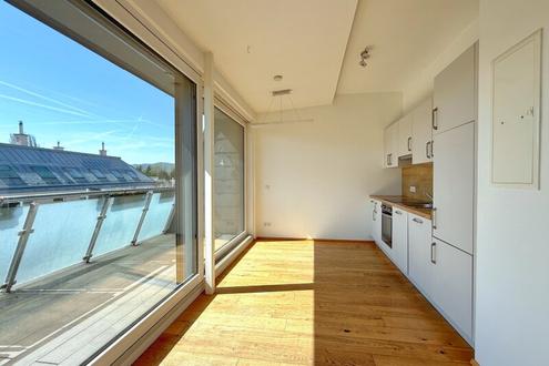 Hell und sonnig: 2 Zimmer DG-Wohnung mit Terrasse und Garagenplatz 