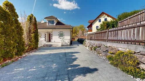 Exklusive Villa in sonniger Südlage mit Außenpool, Wellnessbereich und vielseitigem Wohnkeller nahe Waldrand