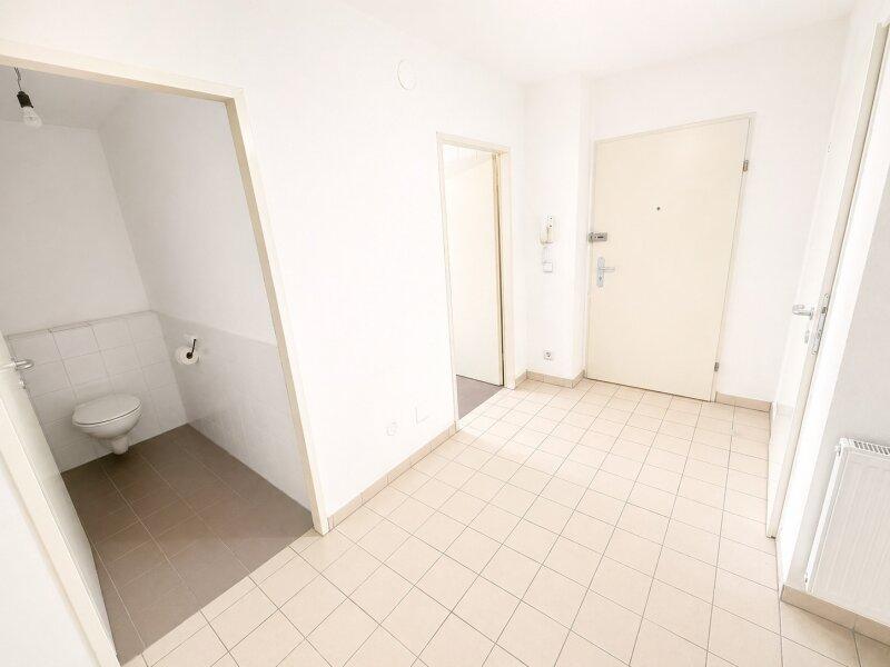 Vorraum mit Blick ins separate WC (Foto vom Abgeber)