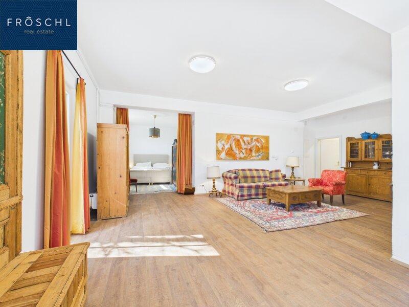 Blick vom Eingang zum Schlafbereich und Wohnsalon