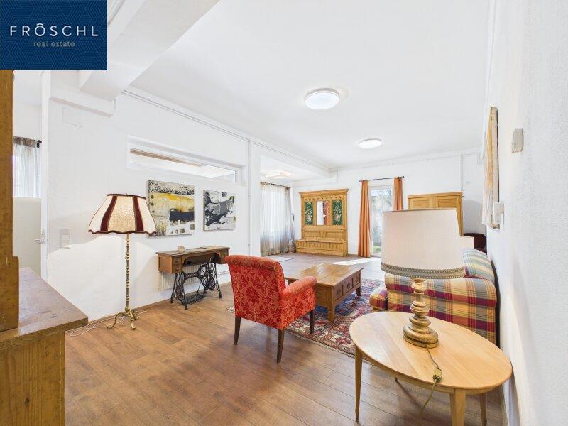 Blick vom Badezimmer in den Wohnsalon