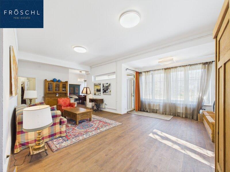 Blick vom Schlafbereich zum Eingang u. Wohnsalon