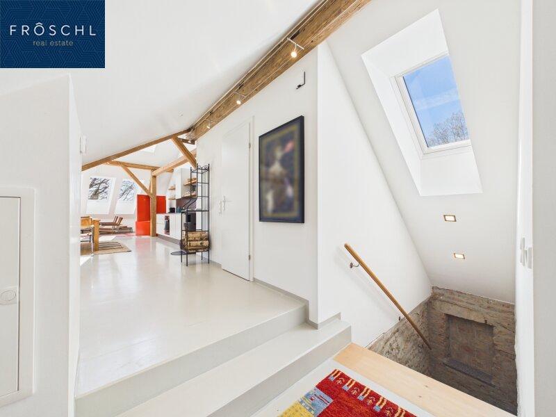 Stiegenaufgang vom Eingang u. Blick in das Loft