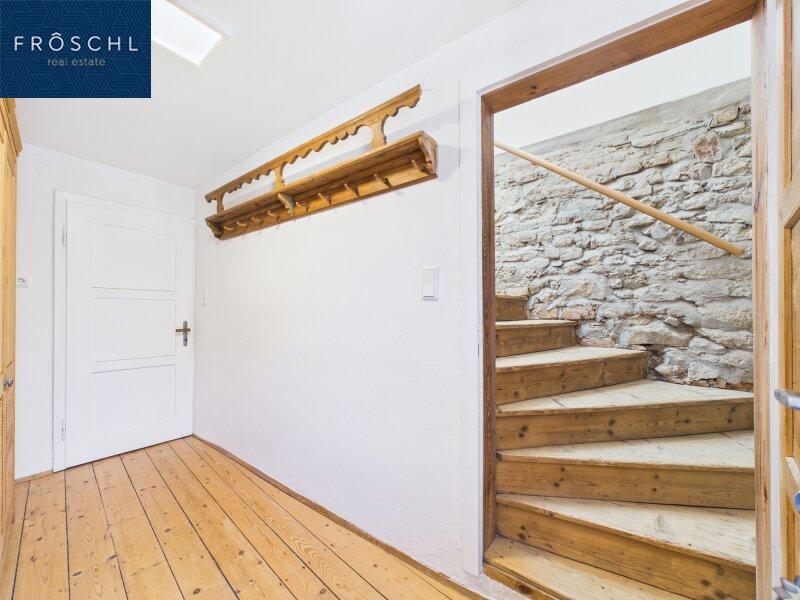 Eingang u. Garderobe - Aufgang zum Loft