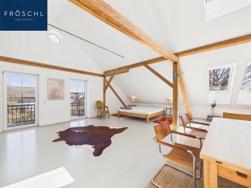 Blick vom Essbereich zum Balkon und Schlafbereich