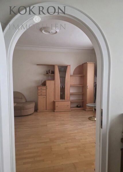 Blick vom Schlafzimmer ins Wohnzimmer