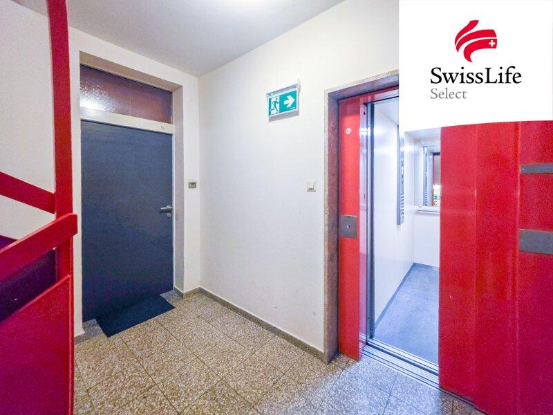 Stiegenhaus mit Lift