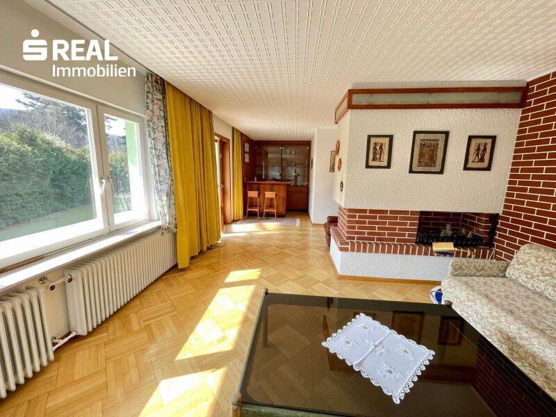 Wohnzimmer mit Kamin & Bar