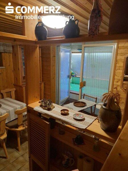 Kellerst�berl mit Blick auf Indoor-Pool