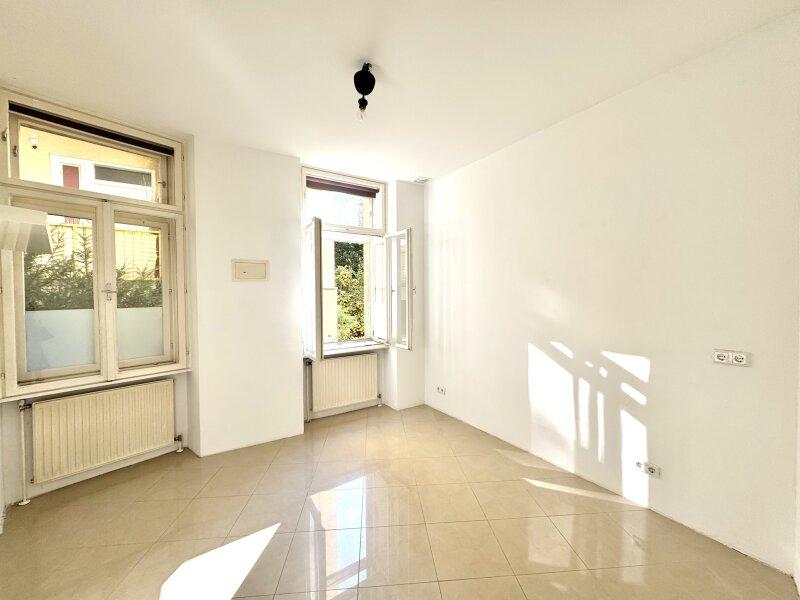 hofseitiges Schlafzimmer