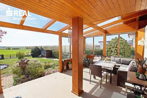 7321 Lackendorf: Ruhelage! Teilsaniertes und bezugsfertiges Einfamilienhaus mit Garage und gro�em Garten!