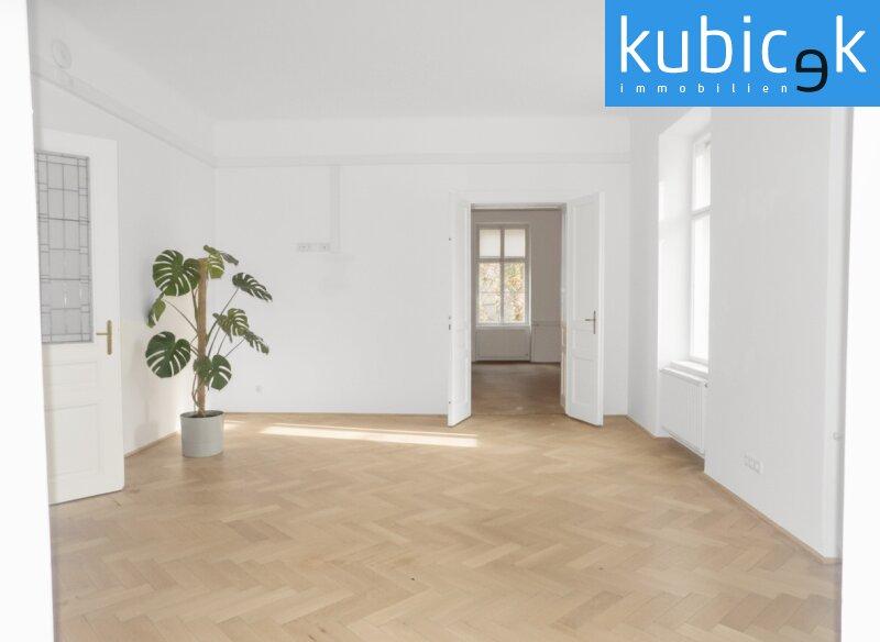 Wohnzimmer mit Blick ins hofseitige Zimmer