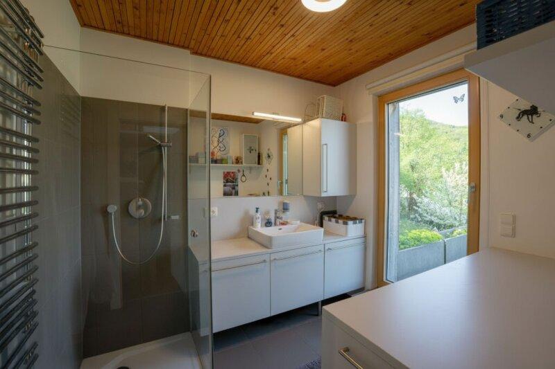 Duschbad mit Terrassenausgang und Waschmaschinenanschluss