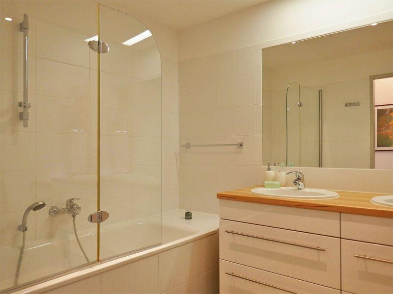 Wannenbad mit Doppelwaschbecken