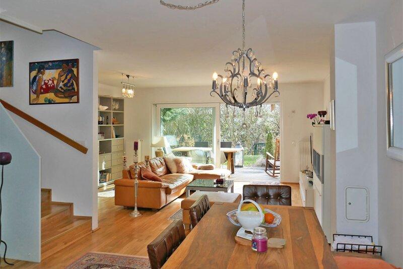 Wohnzimmer mit offener K�che und Ausgang auf die Gartenterra