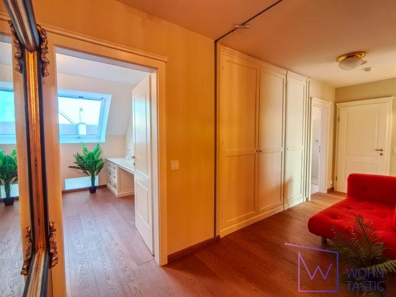 Zentraler Flur mit Einbauschrank